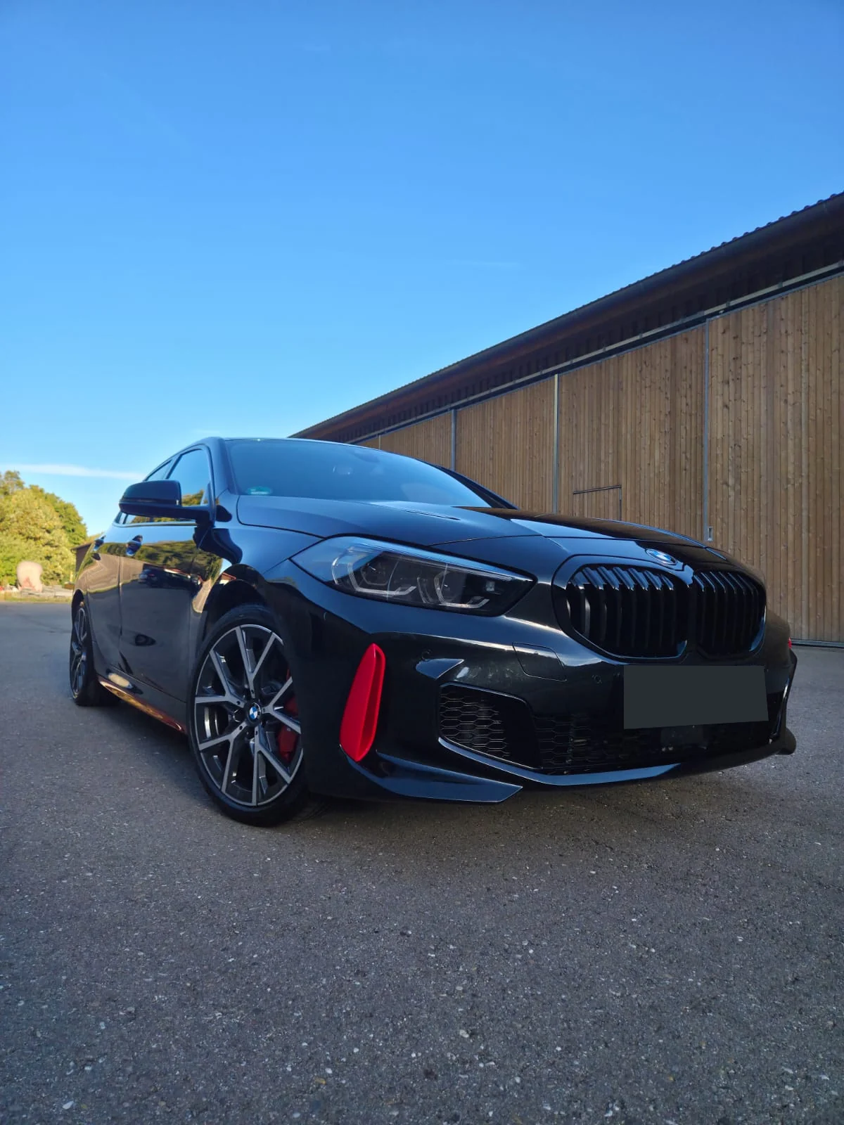 Aufbereiteter schwarzer BMW in tiefer Frontansicht nach der Außenaufbereitung