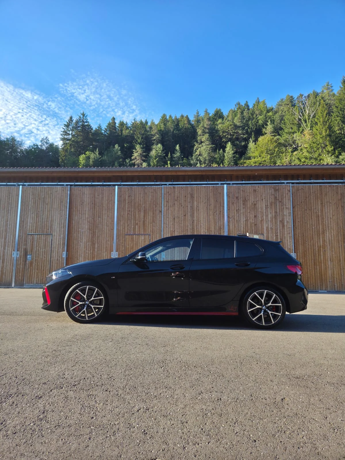 Schwarzer BMW im Seitenprofil mit gleichmäßig glänzendem Lack nach der Aufbereitung