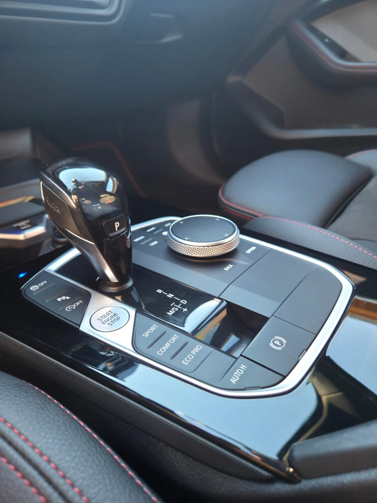 Detailaufnahme der gereinigten Mittelkonsole eines BMW nach der Innenraumaufbereitung