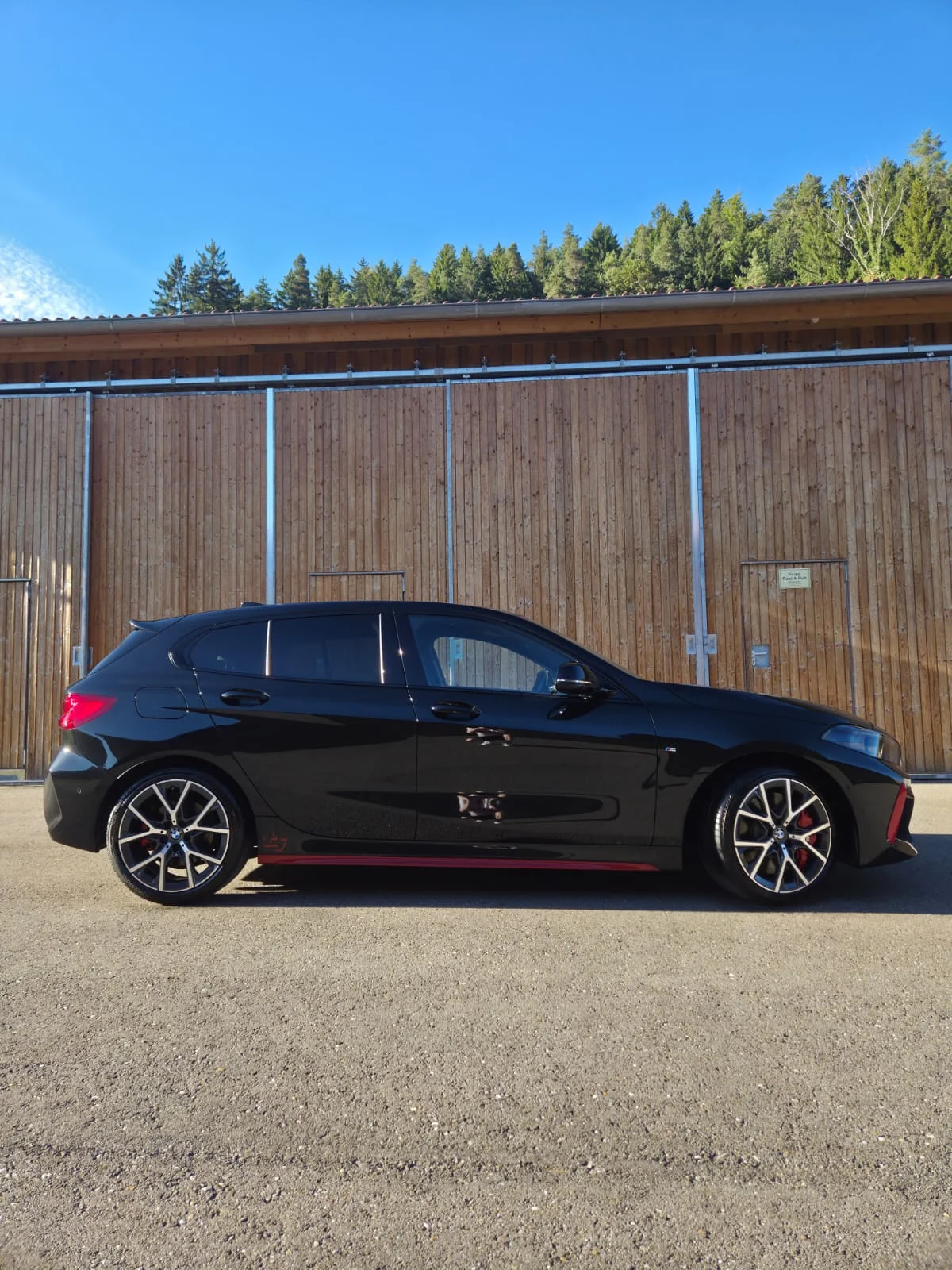 Schwarzer BMW im vollständigen Seitenprofil nach der Fahrzeugaufbereitung
