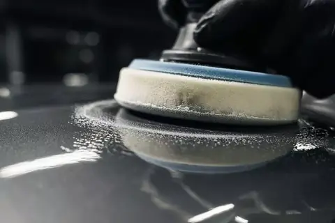 Poliermaschine auf dem Lack